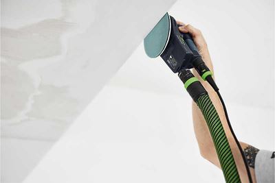 Ein Festool Schleifer mit Schleifteller im Einsatz
